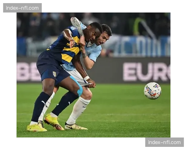 特写镜头：马赛前锋在三人包夹下护住球权，最终造成定位球并得分