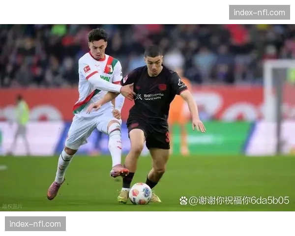 关键瞬间:奥格斯堡球员单刀击中门柱,错失领先良机 关键瞬间:奥格斯堡球员单刀击中门柱,错失领先良机